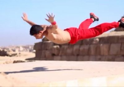 شاب مصري  يدهش العالم بقوته وصلابته " فيديو"