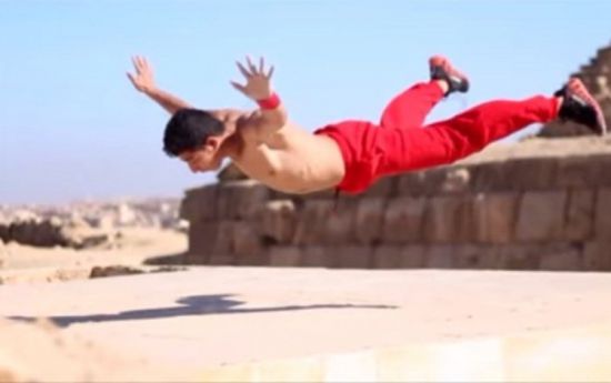 شاب مصري  يدهش العالم بقوته وصلابته " فيديو"