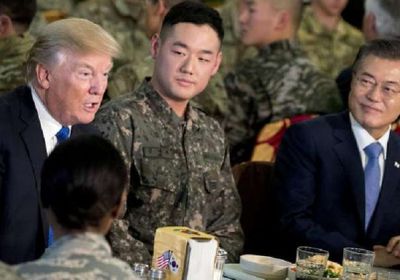 رئيس كوريا الجنوبية يقوم بزيارة مفاجئة وغير مسبوقة لقاعدة عسكرية أمريكية