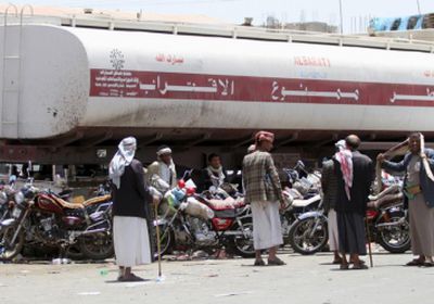 الحوثيون يختلقون أزمة نفطية في صنعاء لإنعاش السوق السوداء