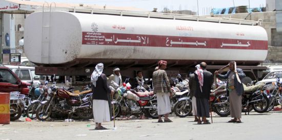 الحوثيون يختلقون أزمة نفطية في صنعاء لإنعاش السوق السوداء