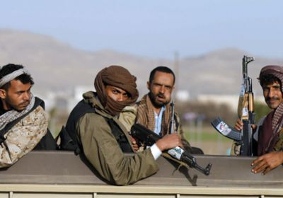 الحوثيون يهجّرون عشرات الأسر لزرع الألغام في مناطقهم
