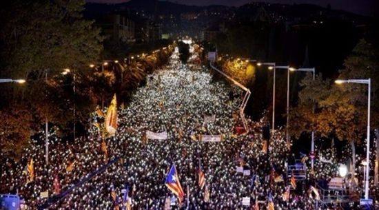 750 ألف متظاهر في برشلونة يطالبون بالإفراج عن المسؤولين الانفصاليين