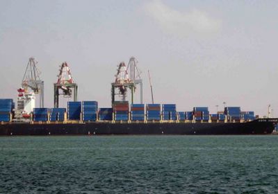 التحالف العربي يمنع سفينة من الدخول إلى ميناء عدن بعد الاشتباه بحمولتها