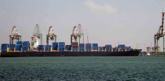 التحالف العربي يمنع سفينة من الدخول إلى ميناء عدن بعد الاشتباه بحمولتها