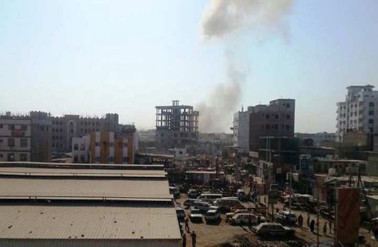 قتلى ومصابون بانفجار مفخخة استهدفت مركز عمليات أمن المنشآت التابع لقوات الحزام الأمني في حي عبد العزيز بعدن