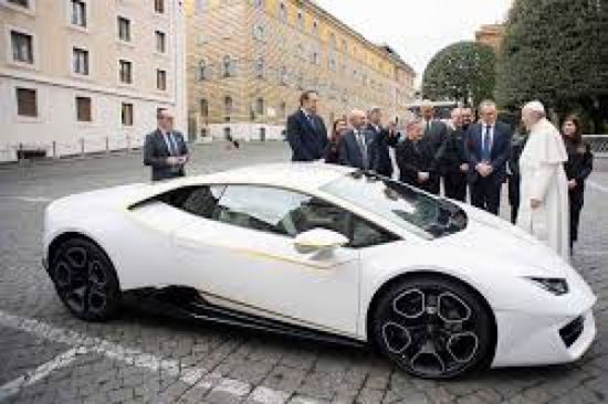 البابا يبيع سيارة لامبورجيني لبناء بيوت مسيحيين دمرها داعش