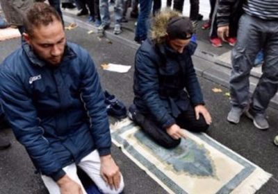 فرنسا "ستمنع" المسلمين من الصلاة في أحد شوارع ضاحية باريس