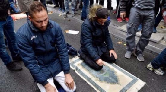 فرنسا "ستمنع" المسلمين من الصلاة في أحد شوارع ضاحية باريس
