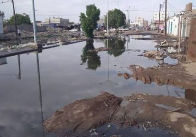 السلطة المحلية بعدن تمهل مؤسسة المياه والصرف الصحي ( شهر ) لإنهاء طفح المجاري في الشيخ عثمان 