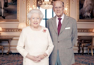 الملكة إليزابيث وزوجها فيليب يحتفلان بعيد زواجهما السبعين