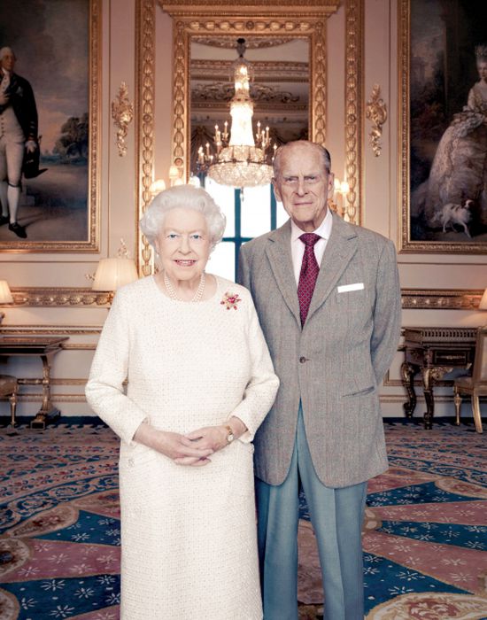 الملكة إليزابيث وزوجها فيليب يحتفلان بعيد زواجهما السبعين