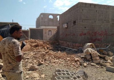 لجنة إزالة آثار الاعتداءات على المصالح العامة والخاصة تنفذ أولى حملاتها في حي ابن سيناء بالمكلا