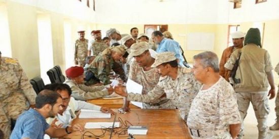 الحكومة اليمنية توجه بصرف مرتبات " شهر " لمنتسبي الجيش والأمن ابتداءً من يوم غد الأحد