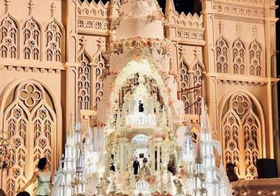 على طراز القلاع.. زوجان يصنعان أطول طبق كعك زفاف في العالم