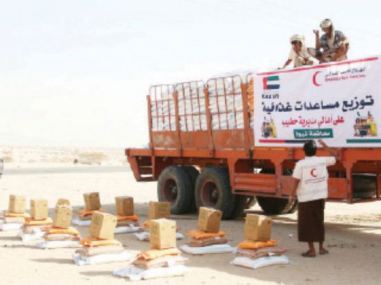 "الهلال الأحمر الإماراتي" تغيث الأسر المعوزة في شبوة وتوزع مستلزمات مدرسية وآلات لمكافحة البعوض بحضرموت