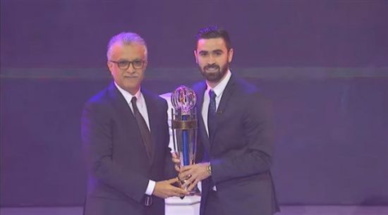 السوري عمر خربين يتوج بجائزة أفضل لاعب آسيوي