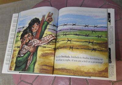 "عربي..انتفاضة..فلسطين".. كتاب للأطفال يُزعج إسرائيل
