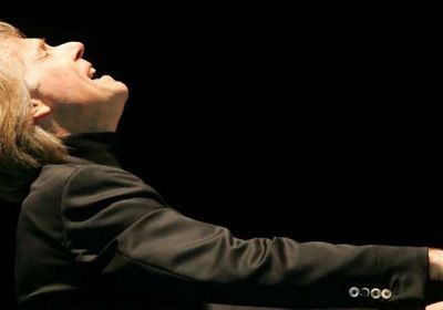 عازف البيانو ريتشارد كلايدرمان يدعم ضحايا حادث الروضة