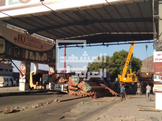 نجاة جنود حاجز عسكري  بعدن من انهيار حمولة اخشاب تزن 30طنّا  وسط نقطة " الحمراء "