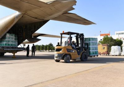 وصول طائرة إغاثية ثانية من مركز الملك سلمان إلى مطار الغيظة