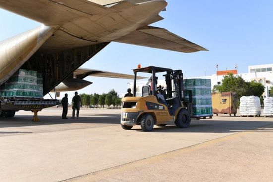 وصول طائرة إغاثية ثانية من مركز الملك سلمان إلى مطار الغيظة