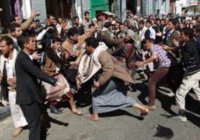 ‏الحوثيون يشنون حملة اعتقالات ومداهمات لمنازل قيادات المؤتمر في #صنعاء