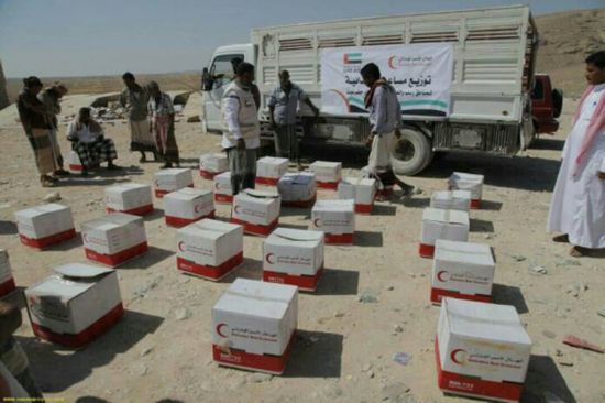الهلال الأحمر الإماراتي يقدم مساعدات غذائية لأهالي مديرية ساه بحضرموت
