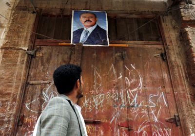 أنباء عن دفن صالح ليلاً دون مراسم وعلى ضوء مصباح في صنعاء