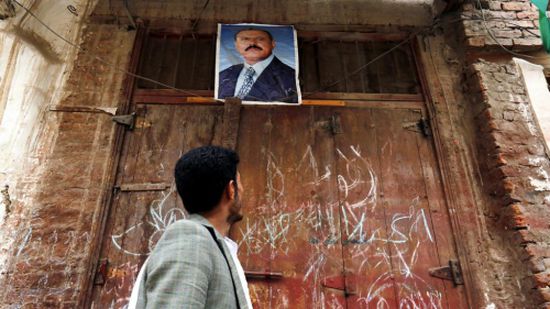 أنباء عن دفن صالح ليلاً دون مراسم وعلى ضوء مصباح في صنعاء