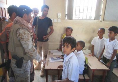 قائد قوات النخبة الشبوانية عزان يزور مدرستي البريقا والخرمة بحوطة الفقية علي بعزان