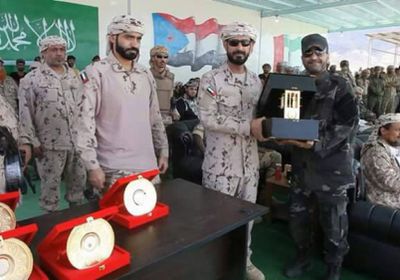 قيادة التحالف بعدن تكرم اللواء شلال شايع بدرع رئيس أركان القوات المسلحة الإماراتية