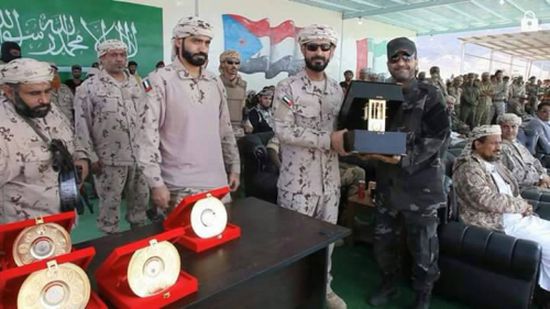 قيادة التحالف بعدن تكرم اللواء شلال شايع بدرع رئيس أركان القوات المسلحة الإماراتية