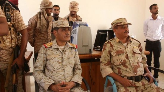 محافظ حضرموت يدشن صرف البطائق الإلكترونية لمنتسبي المنطقة العسكرية الثانية