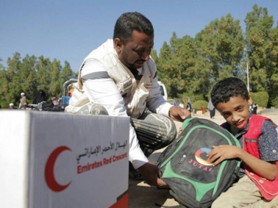 الهلال الأحمر الإماراتي توزع مساعدات غذائية وحقائب مدرسية على ذوي الإعاقة بتريم حضرموت