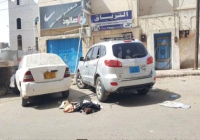 عدن : مواطنون يستدلون على قتيل في سيارته من رائحة جثته 