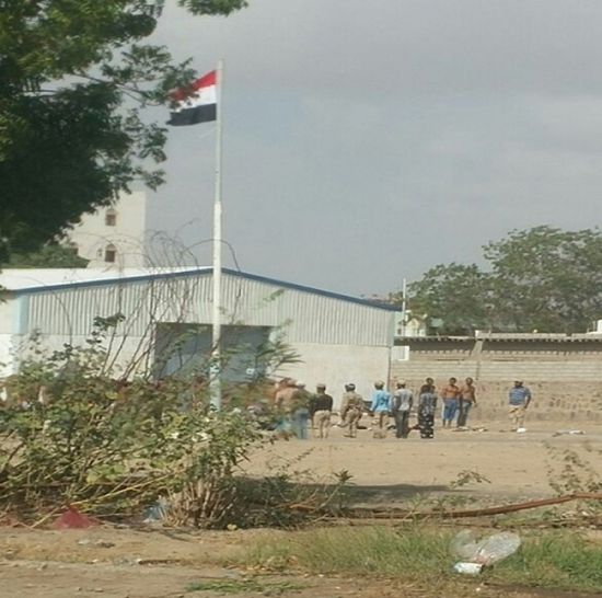 جنود من أبناء دار سعد ينزلون علم الوحدة عقب رفعه بساعات من قبل قيادة لواء النقل