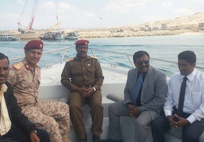 محافظ سقطرى يطلع على النشاط التجاري لميناء المحافظة