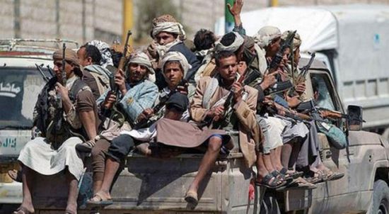 ميليشيا الحوثي تدفع بالمختطفين دروعاً بشرية للمعسكرات والمقار الأمنية
