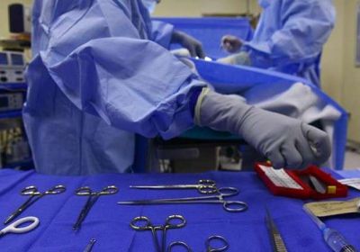 محاكمة جراح بريطاني "حفر" توقيعه على أكباد المرضى !