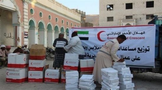 الهلال الأحمر الإماراتي يوزع سلالاً غذائية على أهالي الخون بمديرية تريم 