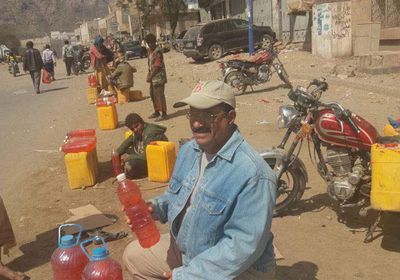 العوز يدفع استاذ جامعي بالضالع لبيع قناني البترول على الطريق العام