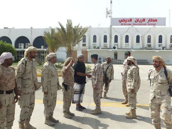 القوات الإماراتية تبدأ بإخلاء مطار الريان تنفيذا لتوجيهات الشيخ محمد بن زايد عقب لقائه المحافظ البحسني