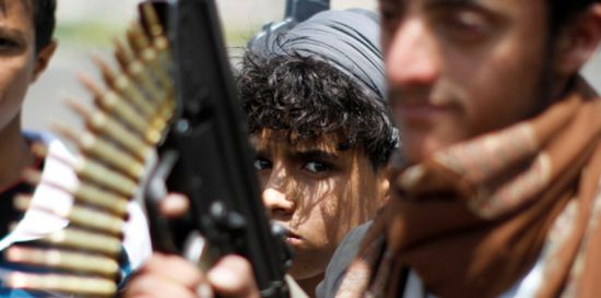 هكذا يجند الحوثيون الأطفال بالإكراه ويزجون بهم في ساحات القتال