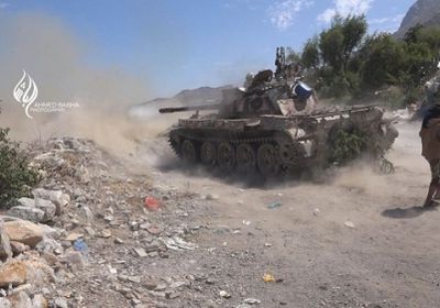 الحوثيون يقصفون قرية الحيمة شمال مدينة تعز بالدبابات 