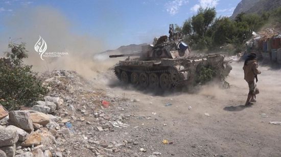 الحوثيون يقصفون قرية الحيمة شمال مدينة تعز بالدبابات 