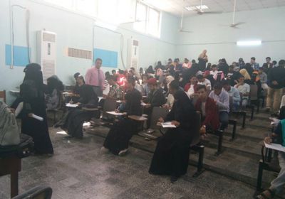 عميد كلية الآداب ونائبه الأكاديمي يتفقدان سير العملية الإمتحانية في الكلية