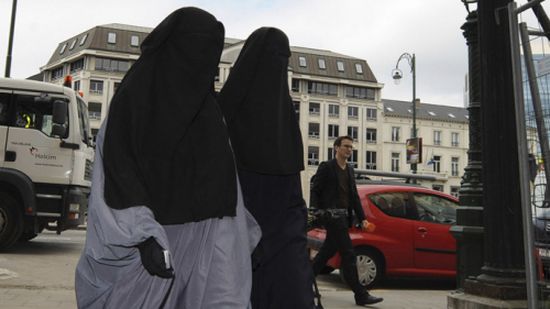 ألمانيا تراقب شبكة تضم عشرات النساء من التيار السلفي