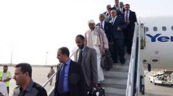«بن دغر» برفقة عدد من الوزراء يعودون إلى عدن