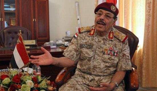 «حصري» اشتباك بالايدي واطلاق نار داخل مكتب علي محسن الأحمر بمأرب وحراسة المقدشي تتدخل